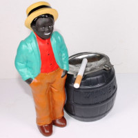 Oncle Tom portant veste verte, figurine en céramique avec cendrier en métal, années 1980