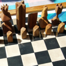 Jeu d'échecs et échiquier créés par l'artiste suisse Thierry Hunziker, en parfait état