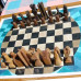 Jeu d'échecs et échiquier créés par l'artiste suisse Thierry Hunziker, en parfait état