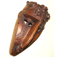 Imposant masque africain en bois massif, sculpté à la main